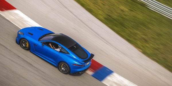 Обикновеният F-Type достига 300 км/ч, но версията SVR има с 25 конски сили повече и ново задно крило, което се оказва достатъчно да прескочи границата от 321 км/ч.